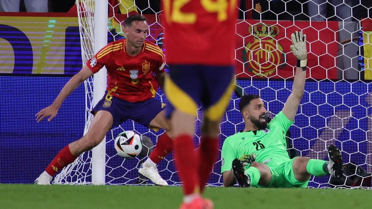 El escudo del Mallorca luce justo detrás de Mamardashvili, que lamenta el gol de Fabián Ruiz.
