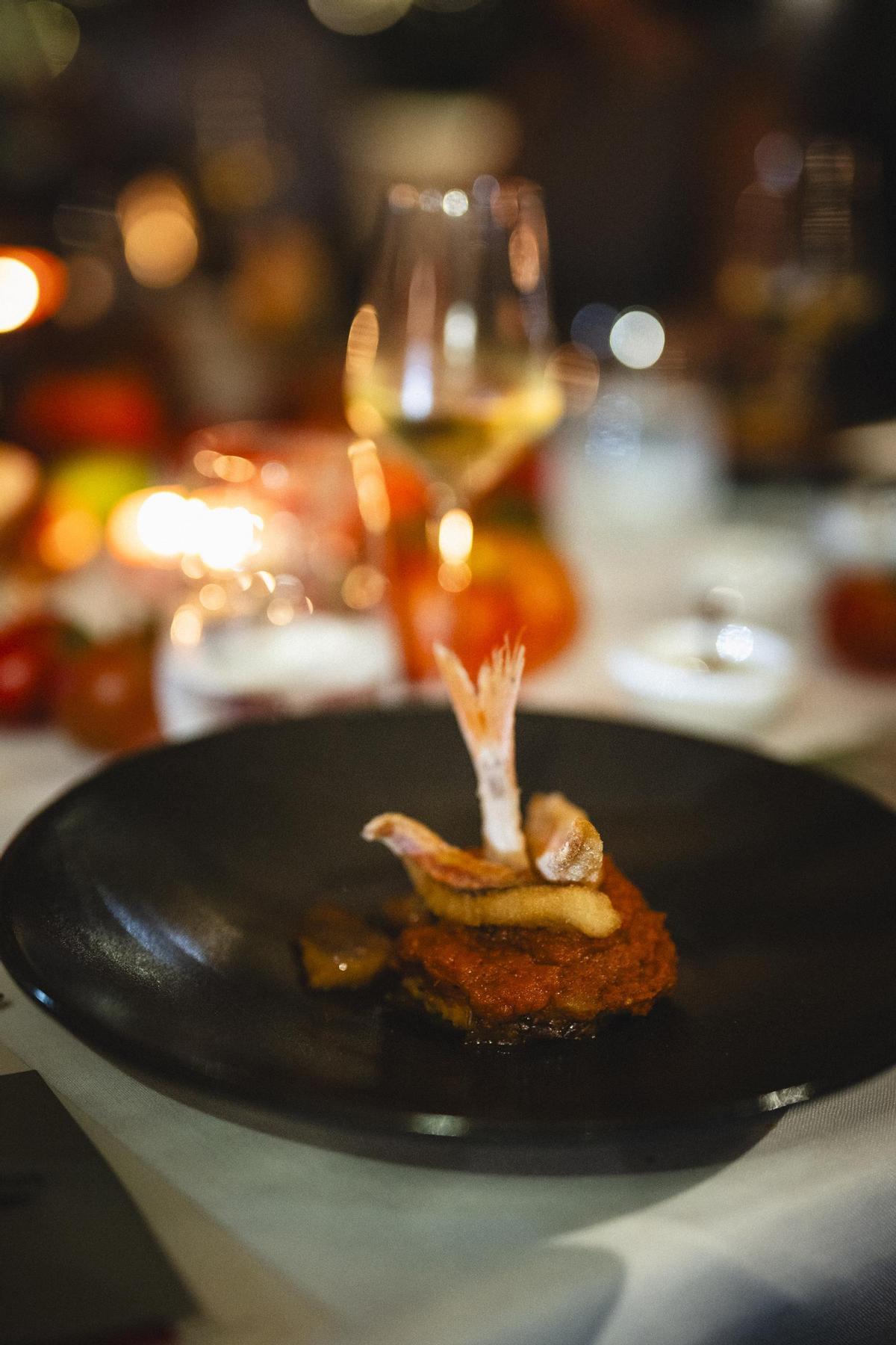 Salmonete frito con tumbet.