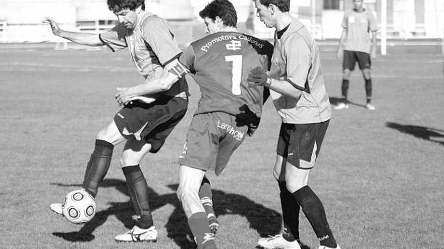 Jabuto toca el cuero ante Carly y Roberto en el último Uni-UP Langreo.