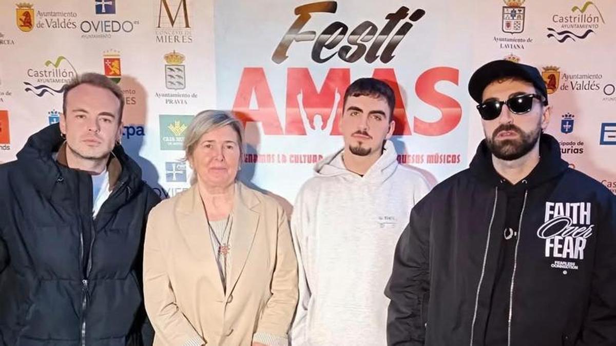 Los ganadores con la concejala Carmen Rodríguez tras conocerse la victoria.