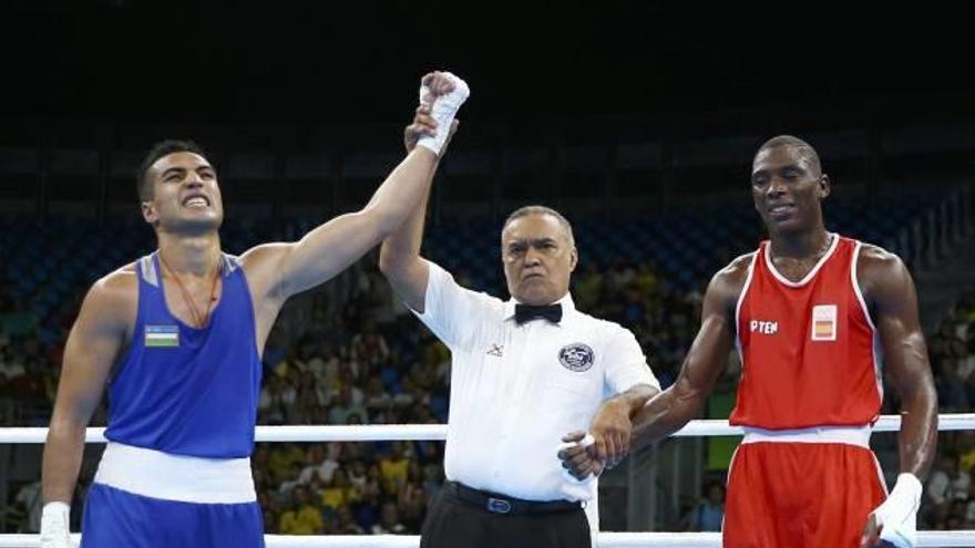 El juez árbitro levanta el brazo del uzbeko Giyasov como ganador del combate.