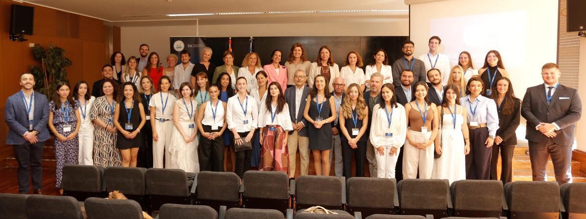 Alumnos y docentes del Magister Lvcentinvs de la UA, durante la apertura del curso académico