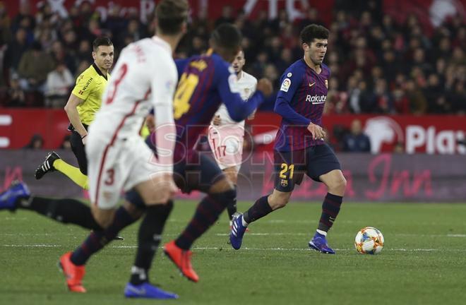 Sevilla FC, 2 - FC Barcelona, 0,  Carles Aleñà disputando el balón.
