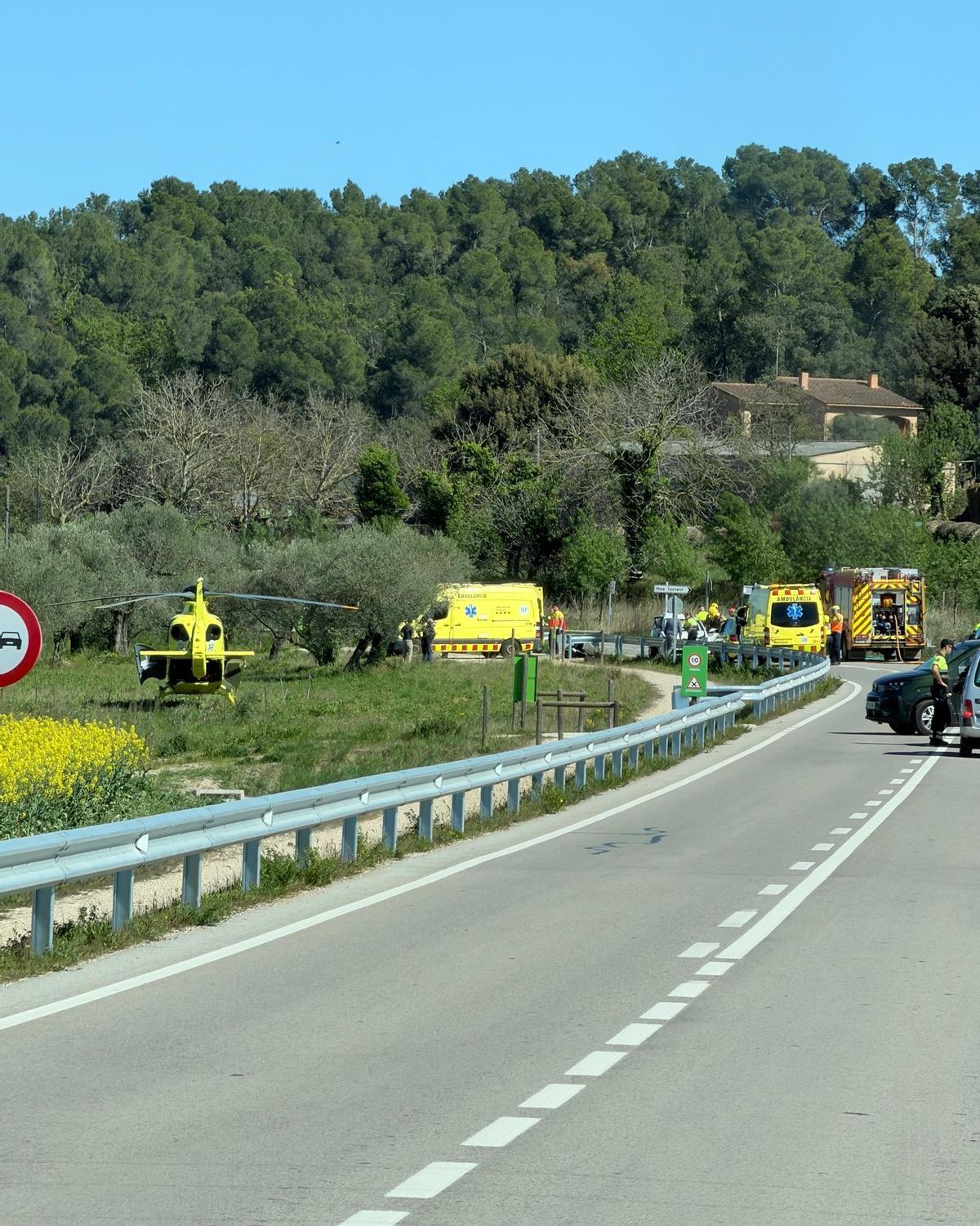El desplegament d'efectius d'emergències a la zona de l'accident de Madremanya.