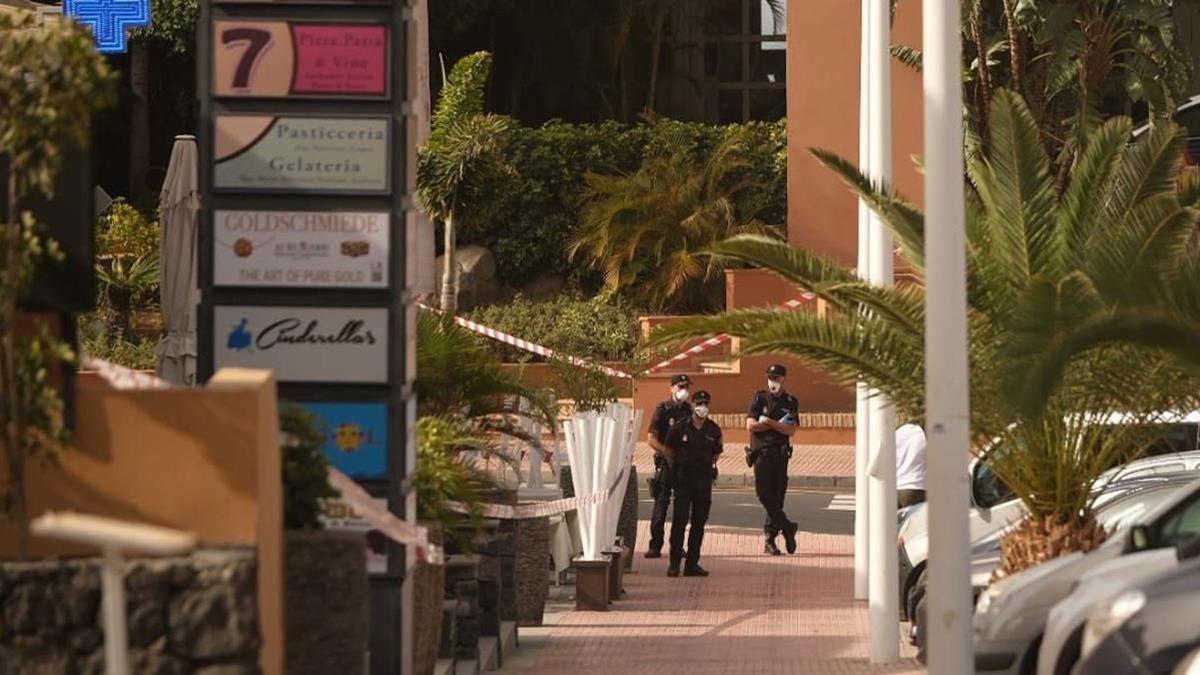 25 DE FEBRERO DEL 2020  CORONAVIRUS  TENERIFE  POLICIA CON MASCARILLAS Y MEDIDAS DE SEGURIDAD EN LOS ALREDEDORES DEL HOTEL H10 COSTA ADEJE PALACE  EN TENERIFE  DONDE HAY 1 000 PERSONAS CONFINADAS TRAS DETECTARSE UN CASO POSITIVO DE CORONAVIRUS  FOTO DE ANDRES GUTIERREZ   EL DIA