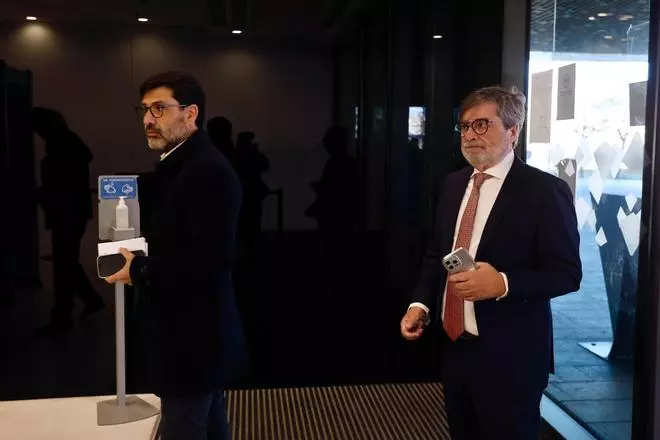 Carlos González y Jesús, en el banquillo