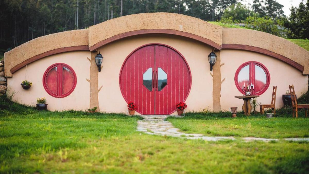 Vista de una de las casas de la aldea &#039;hobbit&#039; de Galicia.