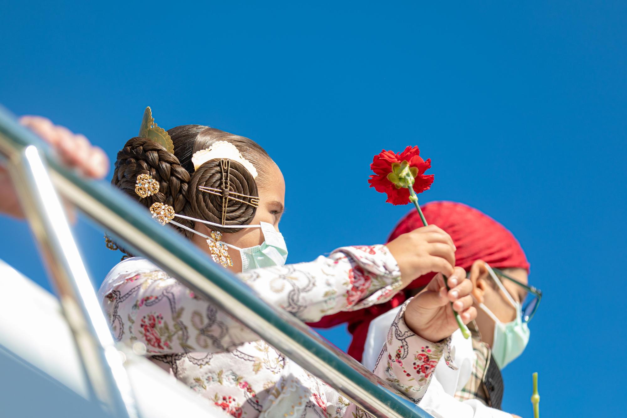 Las fallas del Marítim recuperan la Ofrenda Marinera