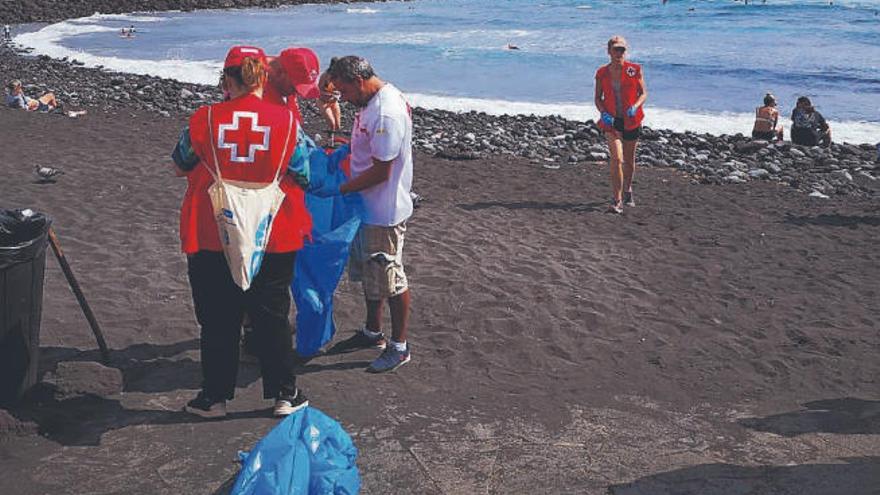 Imagen de la campaña de limpieza desarrollada por Cruz Roja, junto a SEO