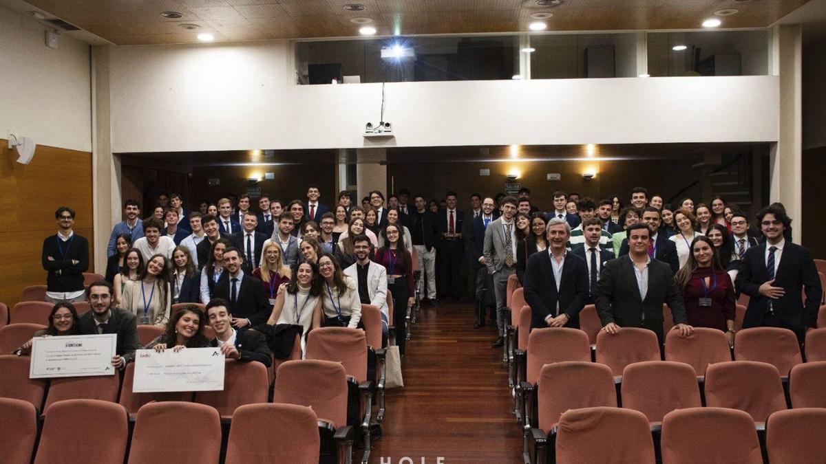 Foto de grupo del III Torneo Nacional de Debate de ADUMA el año pasado en el Rectorado.