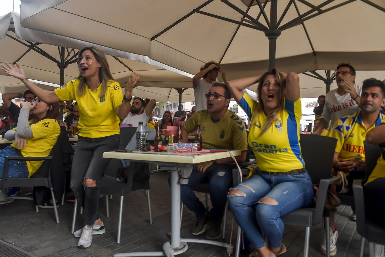 Aficionados de la UD ven la retransmisión del derbi canario en el Pilar