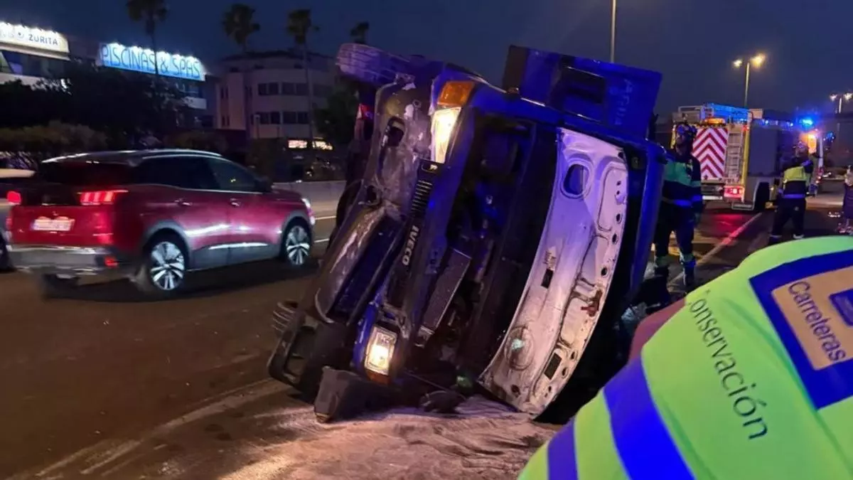 Vuelca una furgoneta en Gran Canaria y la mercancía acaba esparcida por la GC-1