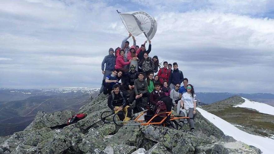 Imagen de grupo en la cima, todos ilusionados por lo conseguido.