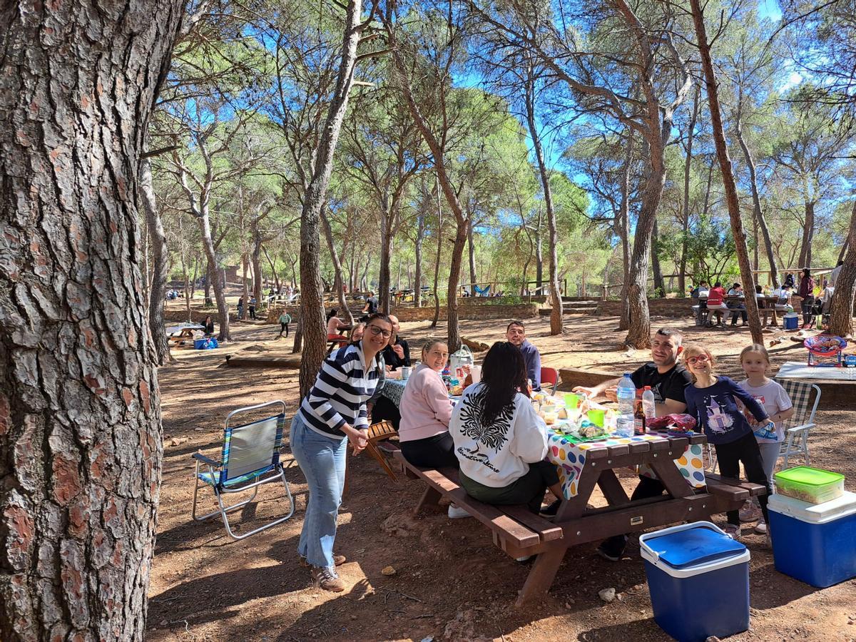 Primeros visitantes en el área recreativa.