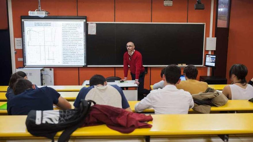 Un profesor imparte una clase en una facultad de Galicia.