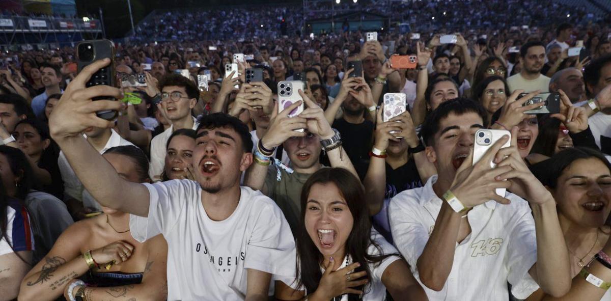 El público en el arranque del concierto en el parque de los Hermanos Castro.