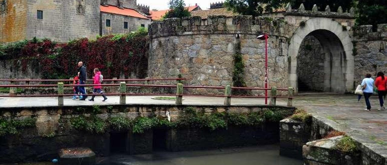 El vertido podía verse ayer junto al puente de Vista Alegre. // I. Abella