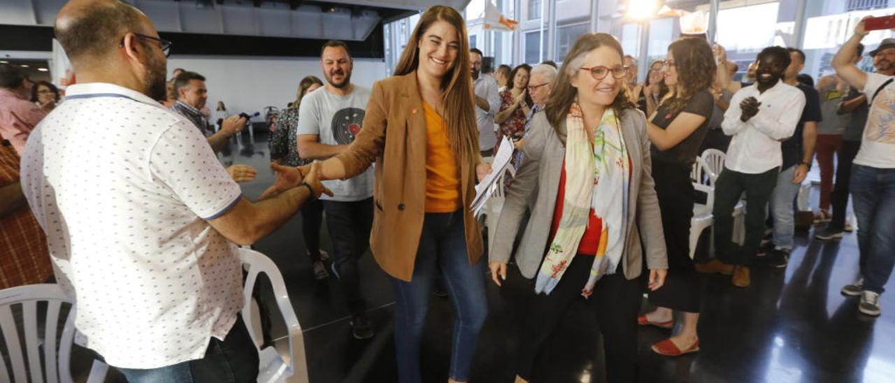 Mireia Mollà y Mónica Oltra, al inicio del acto de campaña, ayer en el Centro de Congresos.