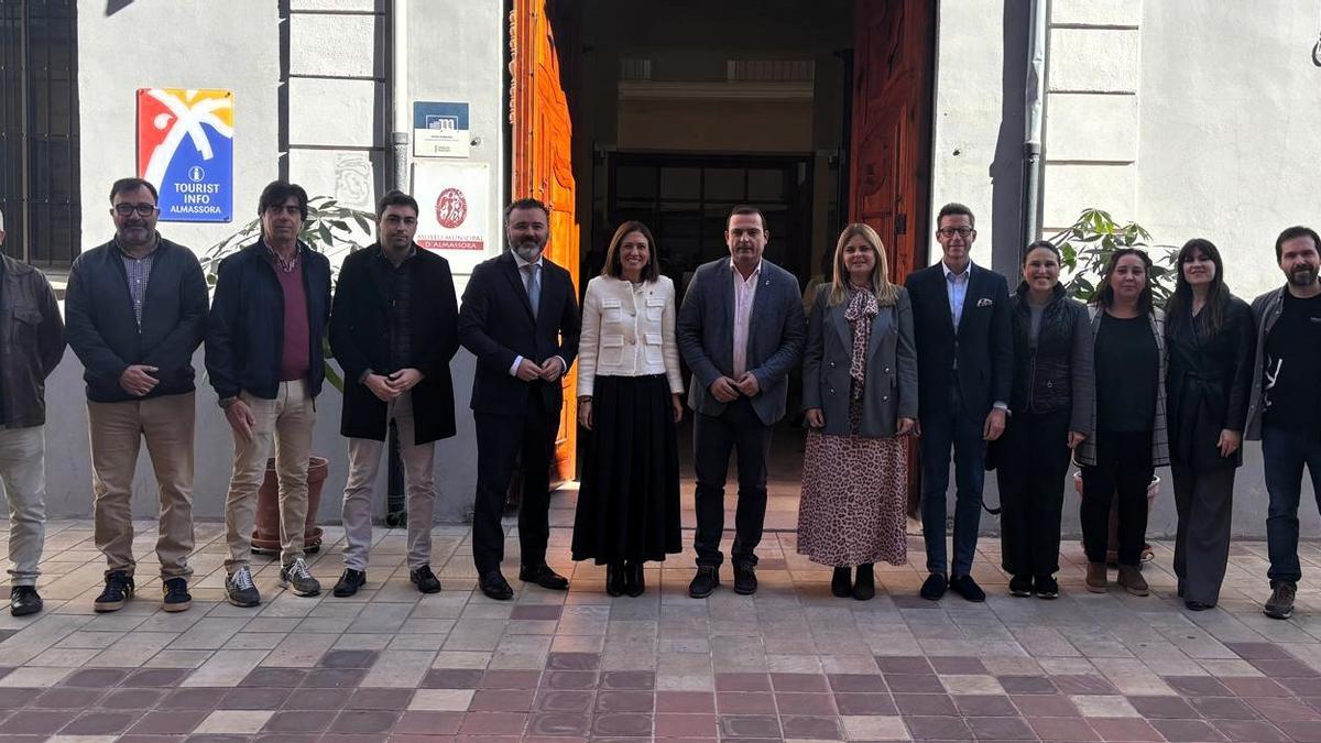 La alcaldesa de Almassora ha visitado las instalaciones situadas en la planta baja del Museo Municipal, junto a la concejala de Turismo, Silvana Rovira; el director autonómico de Turismo, Israel Martínez; y el diputado provincial de Turismo, Andrés Martínez.