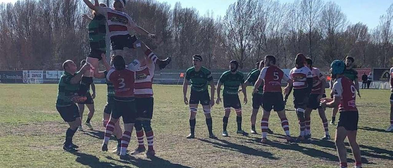 Dos jugadores luchan por el balón en una &quot;touche&quot; en el partido entre el León y el Gijón Universidad de Oviedo.