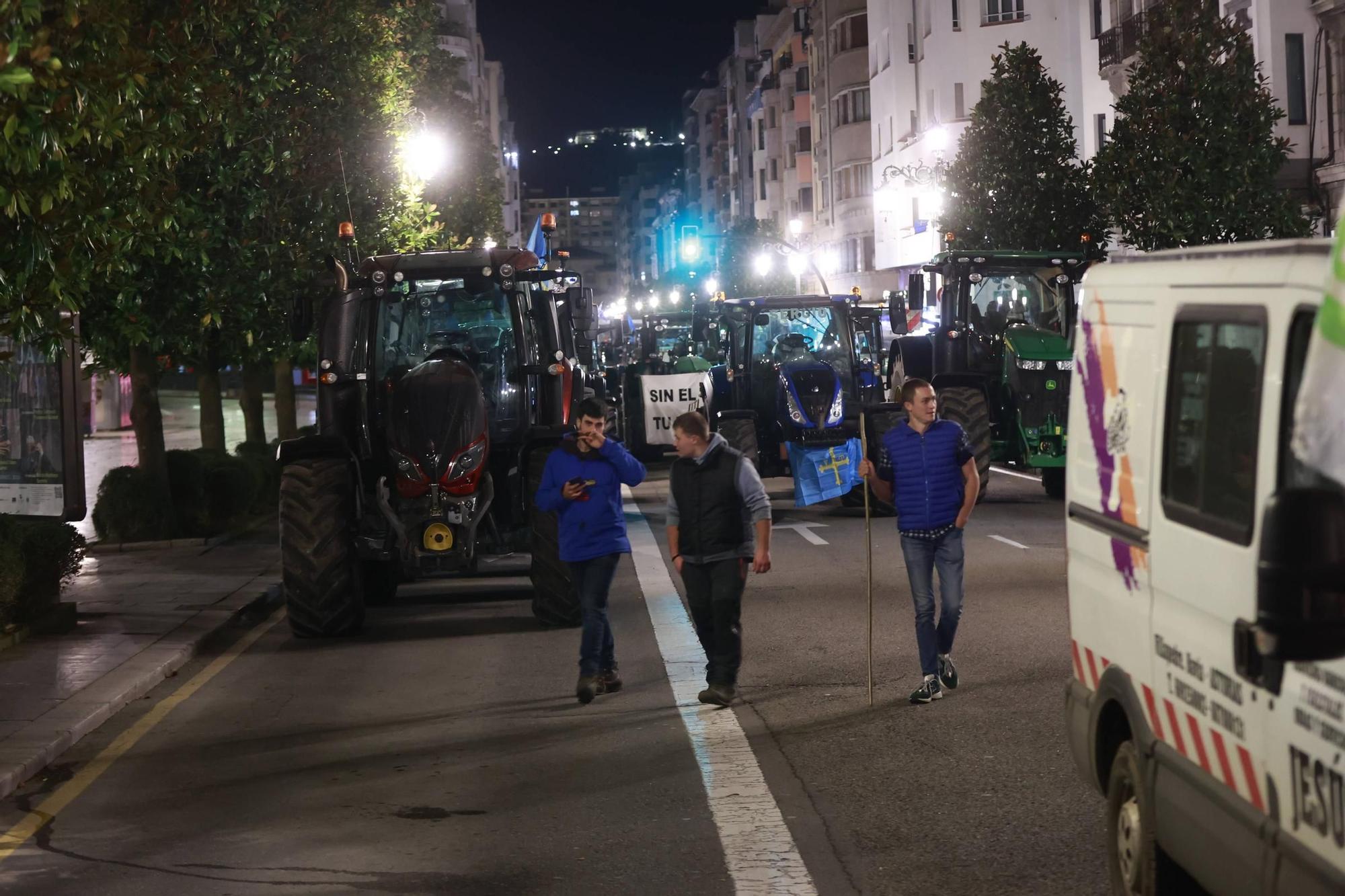 Así pasan la noche los ganaderos de protesta en la calle Uría de Oviedo