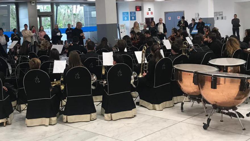 Los músicos del conservatorio de Moncada visitan el hospital de Manises