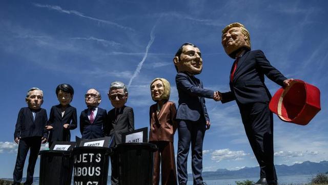 Manifestants amb capgrossos dels caps d’Estat del G-7, ahir a Évian.  |  JEFF PACHOUD / AFP