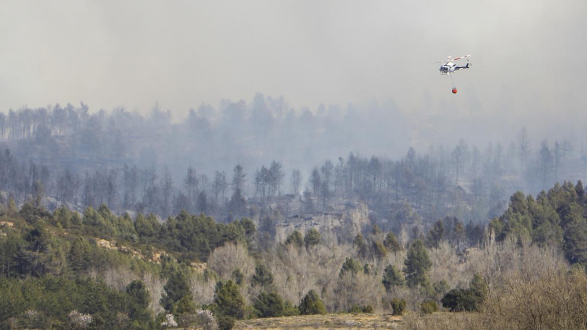 El fuego ya ha calcinado más de 1.500 hectáreas en el Alto Mijares