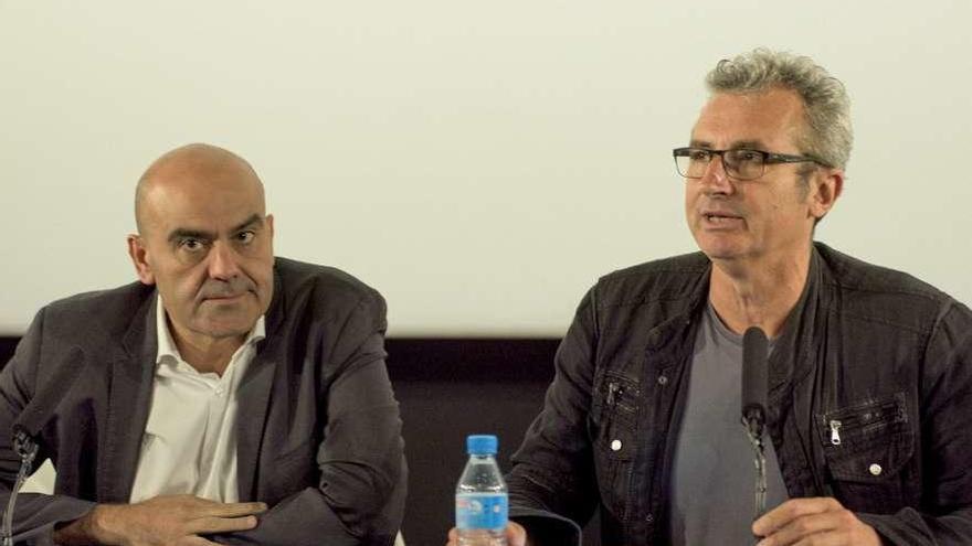 Rafael Portela y Mariano Barroso, ayer, tras ser elegidos vicepresidente y presidente de la Academia de Cine.