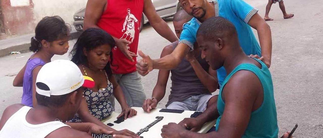 Un grupo de habaneros jugando al dominó en la calle.