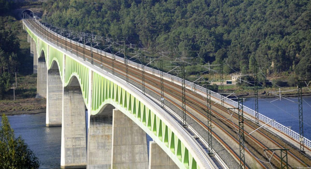 Tramo del viaducto sobre el río Ulla, entre Catoira y Rianxo, de 1.620 metros de longitud / adif