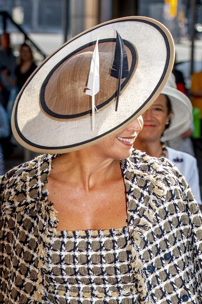 Detalle del tocado con plumas de Máxima de Holanda, diseñado por Bettina Thomas