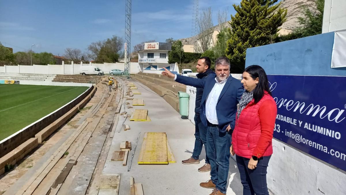 El alcalde de Villena, Fulgencio Cerdán, y la concejala de Deportes, Maite Gandía, comprobando las obras en el campo de fútbol La Solana.
