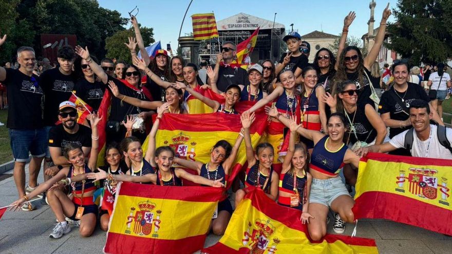 Las alumnas de Sadanza con sus familias y profesoras, en el desfile del Mundial de Danza.