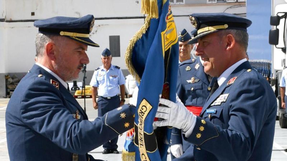 El coronel Forcano entrega el guión de la unidad a su sucesor, el coronel Centeno.