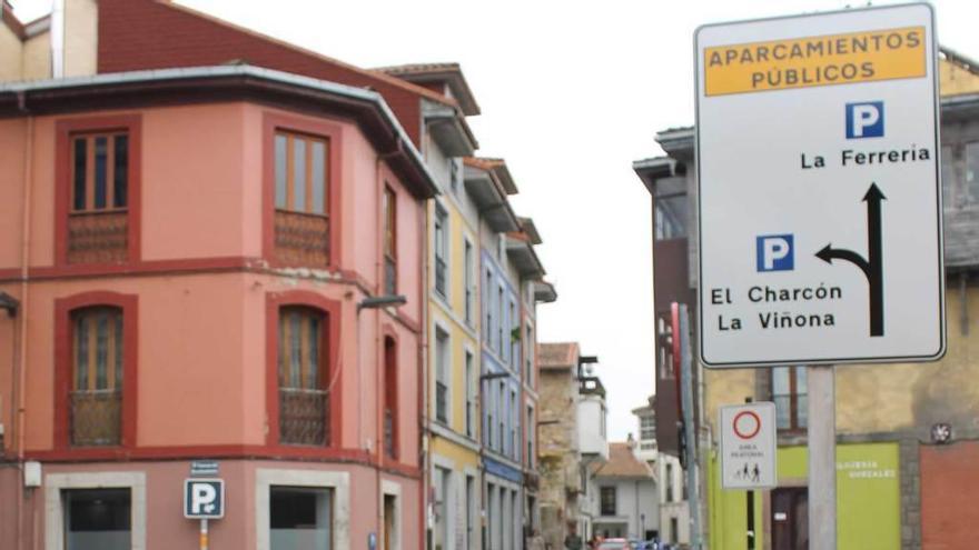 La señal instalada frente al Ayuntamiento.