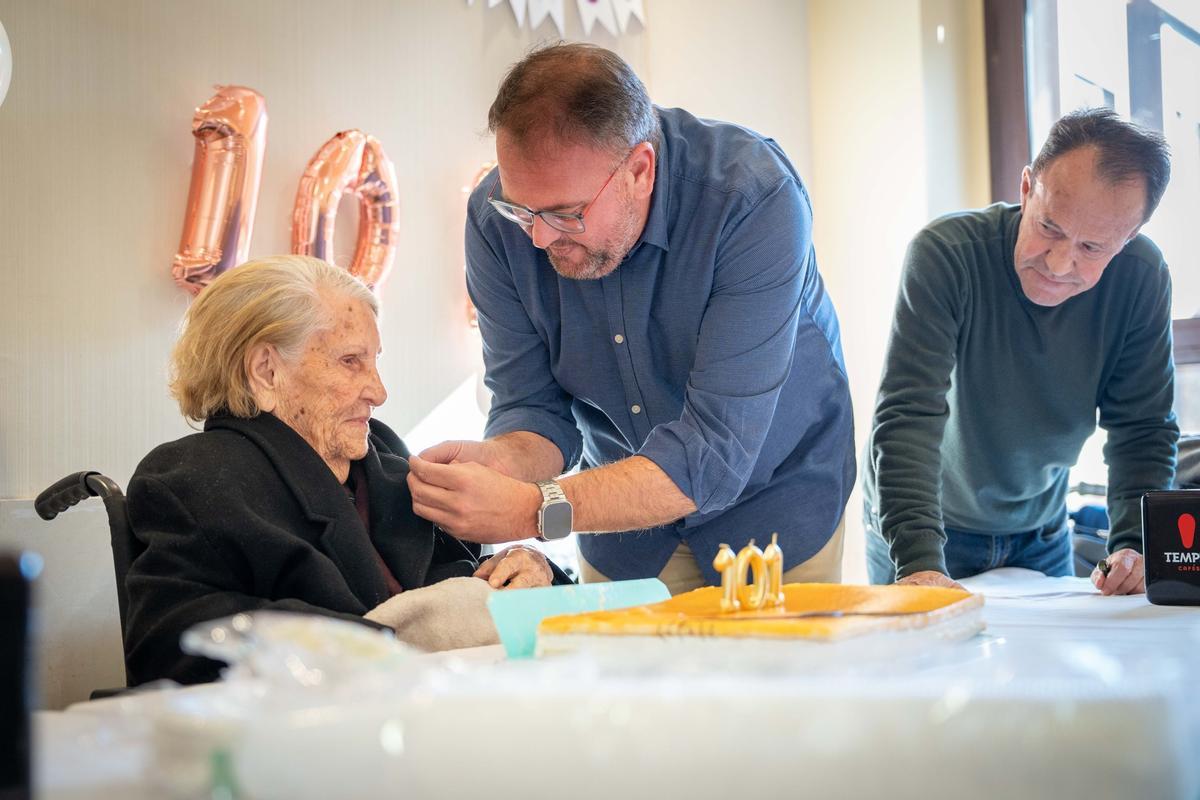 El emotivo 101 cumpleaños de Teresa Rodríguez en una residencia emeritense.