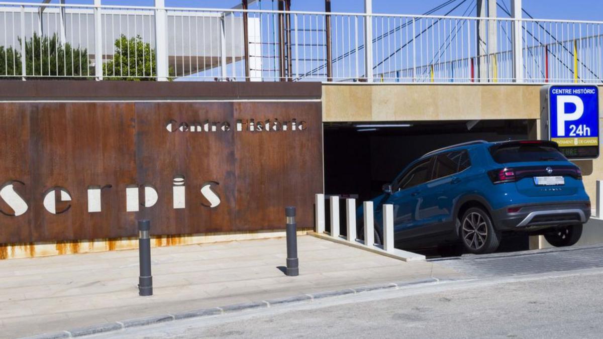 Un coche accede al parking del Serpis. | LEVANTE-EMV