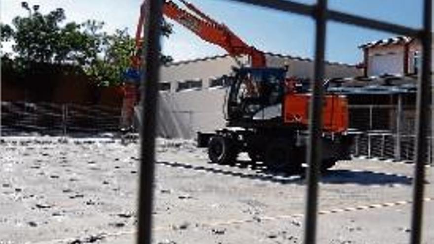 Les obres per fer la coberta del pati de l&#039;escola Joaquim Cusí.