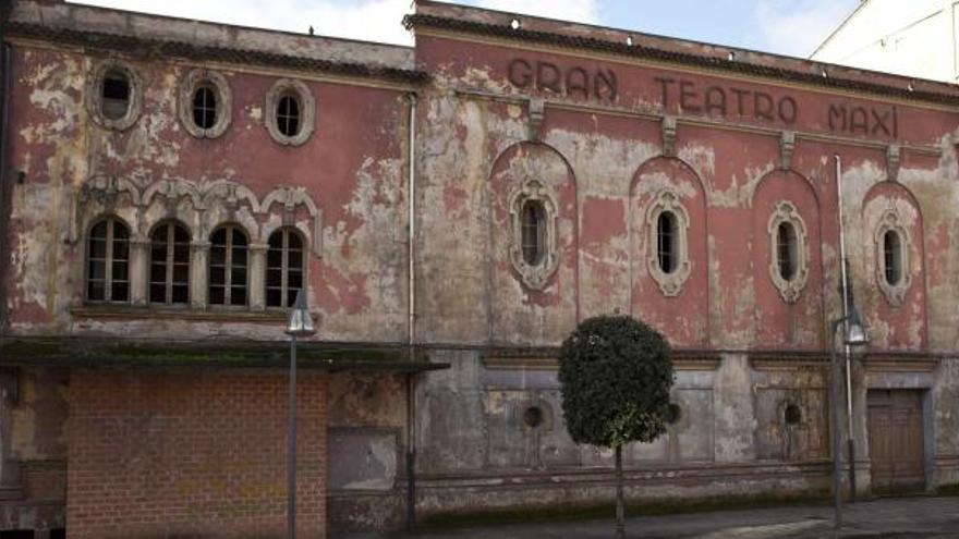 Aspecto actual del antiguo cine-teatro Maxi de Pola de Laviana.