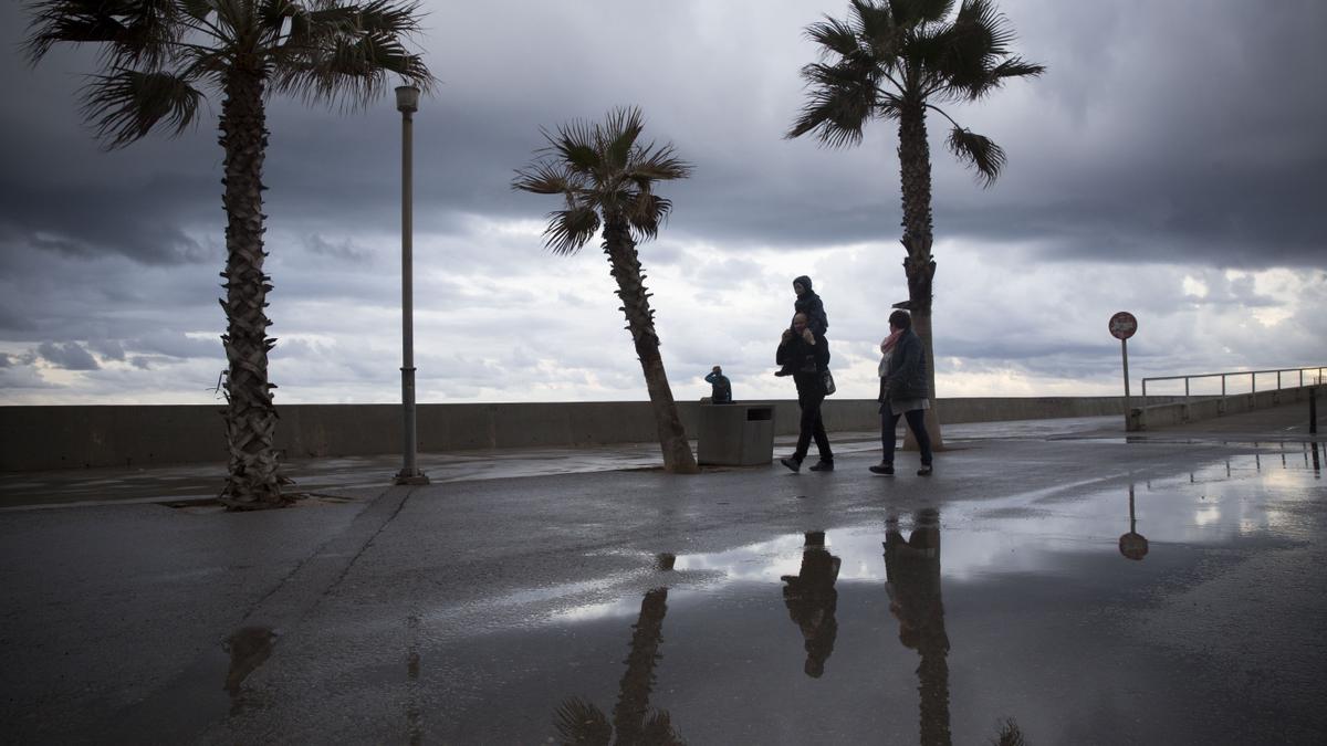 Lluvias y cielos muy cubiertos en la reapertura de las terrazas en València