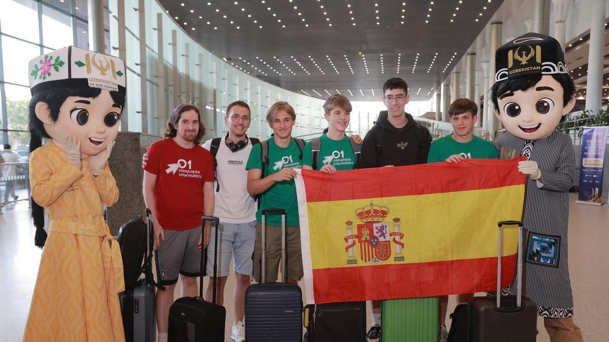 David Lago, primero por la derecha junto a la delegacion española en Uzbekistán.
