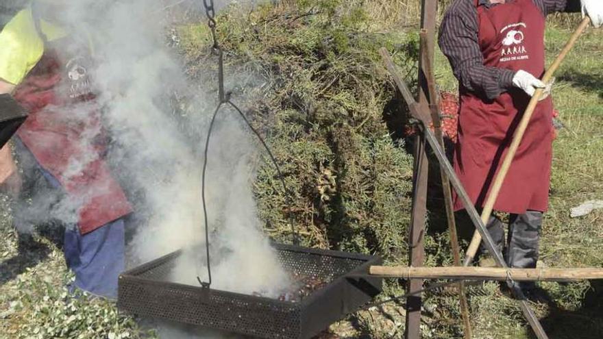 Las castañas se asan al calor de las brasas de jara y encina.