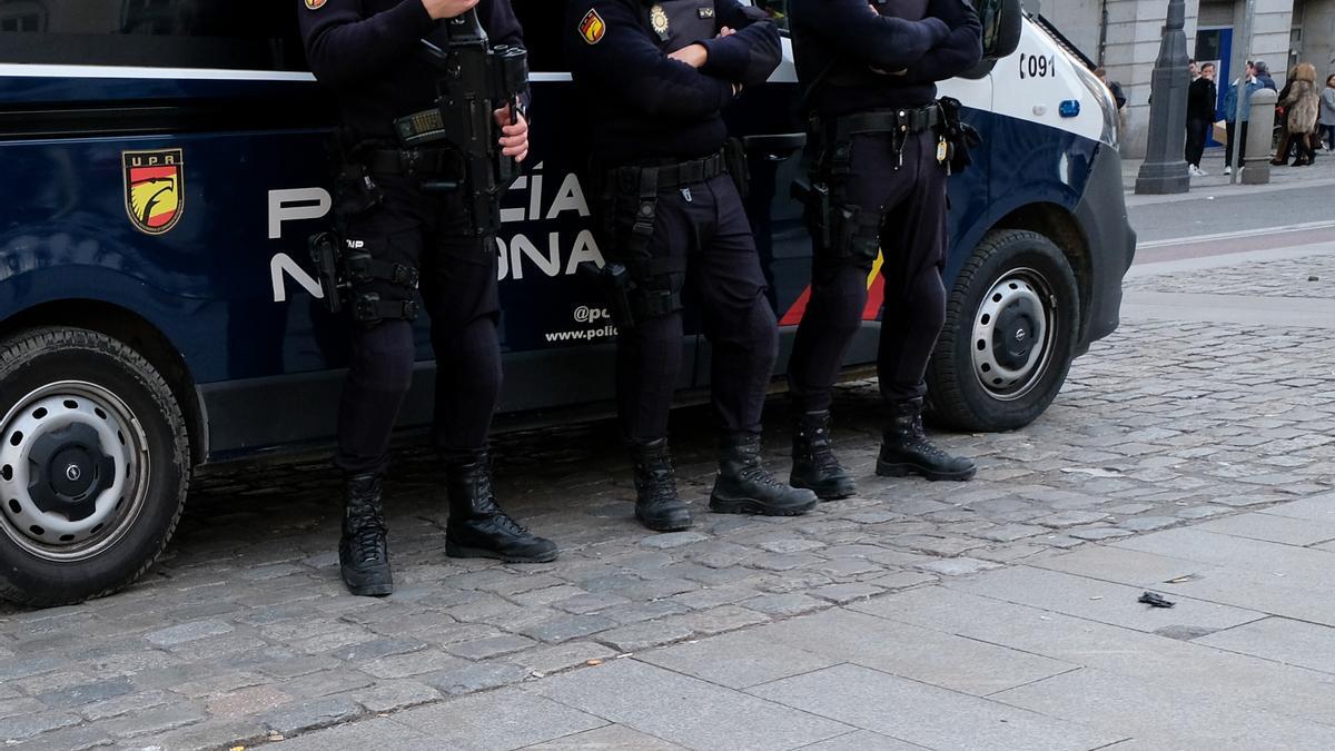 Imagen de recurso de tres agentes de Policía Nacional.