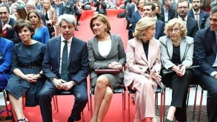 A l&#039;esquerra, membres del Govern central; Carmena i Sánchez, a la dreta