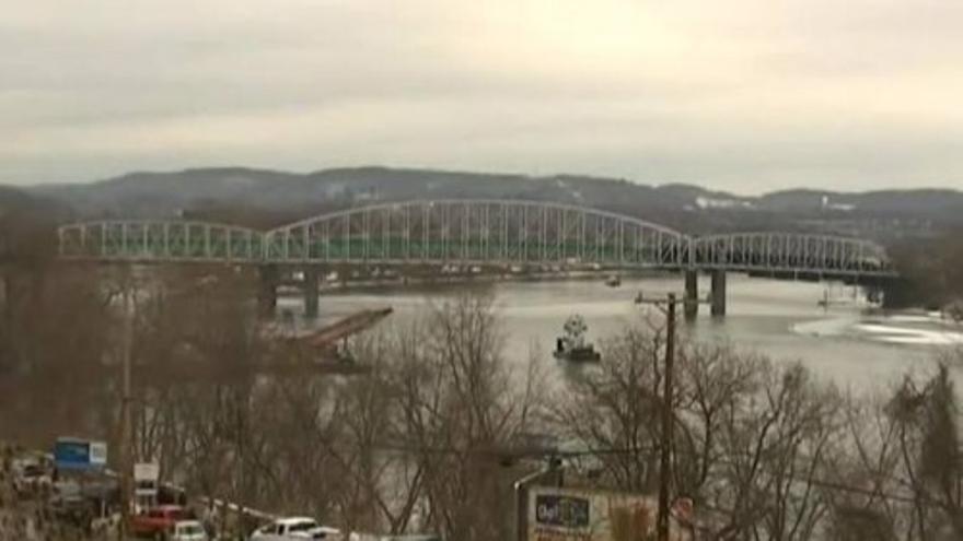 Espectacular derribo de un puente en Pennsylvania