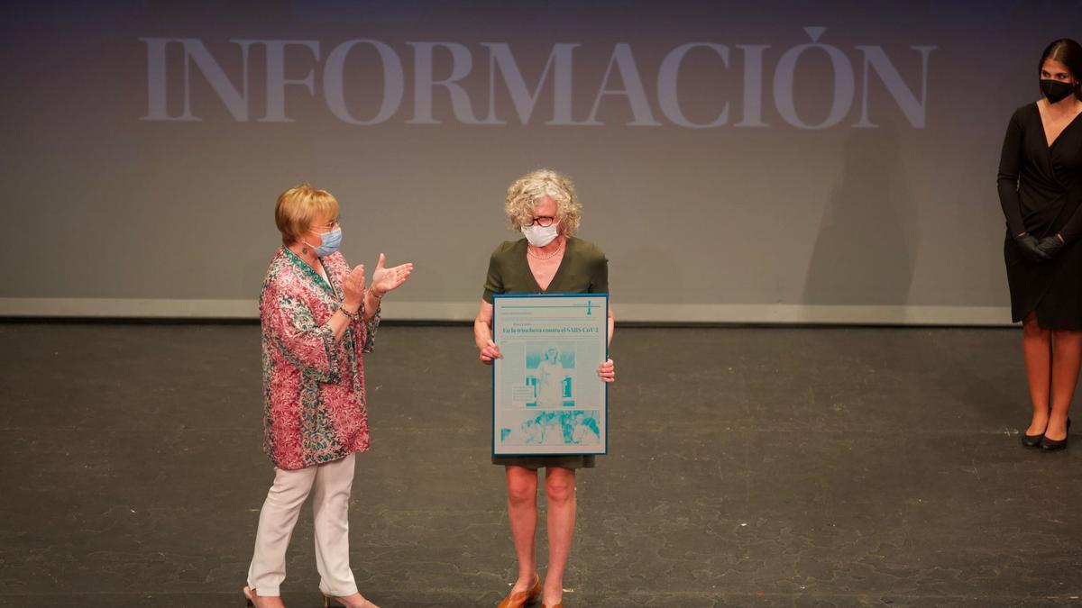 Rosa Louis recibe el Importante del mes de enero de manos de la consellera de Sanidad, Ana Barceló