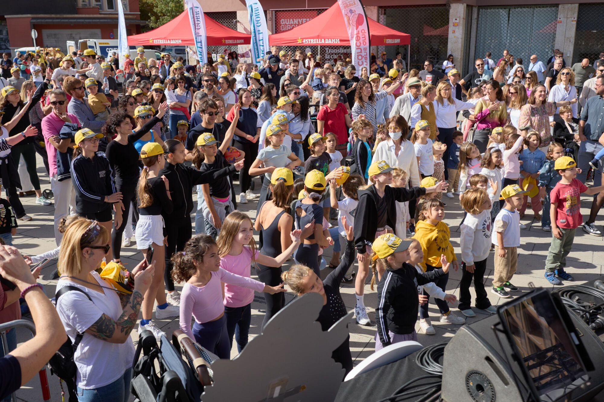 Possat la gorra contra el cancer infantil a la plaça Salvador Espriu de Girona