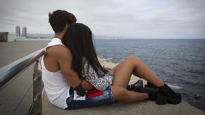 Una pareja en la playa de la Barceloneta.