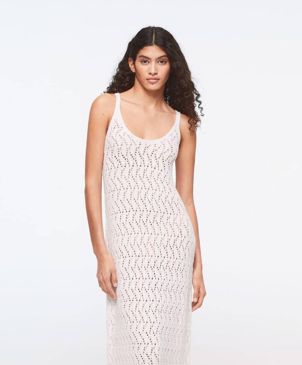 Vestido de crochet, de Oysho